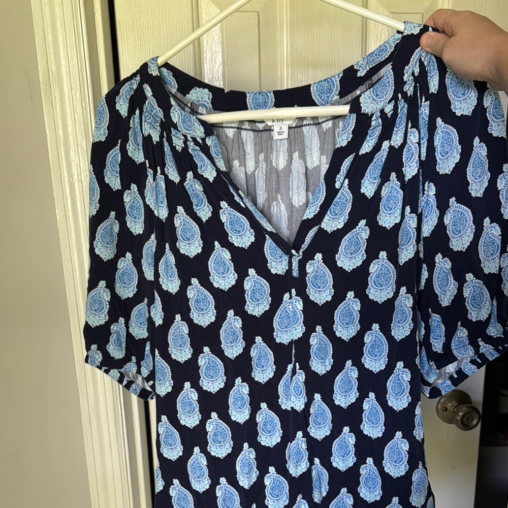 Crown & Ivy Blue Graphic Short Sleeve Blouse
